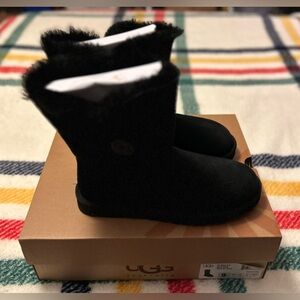🖤🖤 UGGS Classic Black Bailey Button 🖤🖤